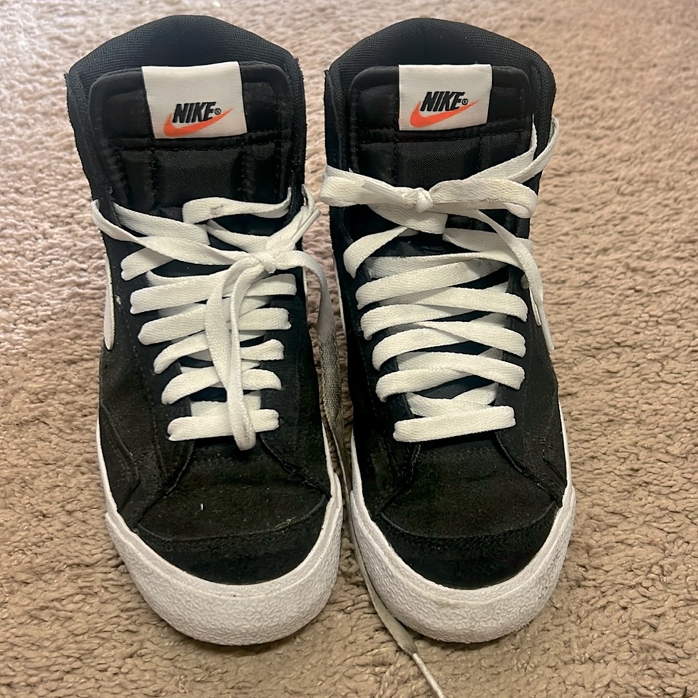 Nike shoes size 5.5 boys which is size 7 in women